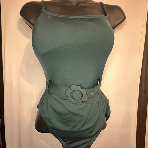 Kate Spade medium Swimsuit cinches at the waist for hourglass silhouette - Picture 6 of 8